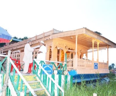 https://imgcld.yatra.com/ytimages/image/upload/t_hotel_yatra_city_desktop/v1464475738/Domestic Hotels/Hotels_Srinagar/Peer Palace Houseboat/HO_NCGfVC.jpg